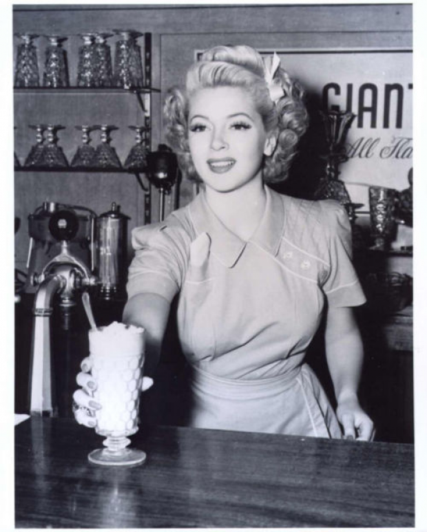 lana turner at a malt shop in 1943. 