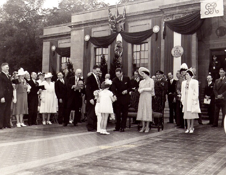 1930s vintage photo: The Royal Tour 1939: King George VI & Elizabeth at the Niagara Parks Commission Administration Building.