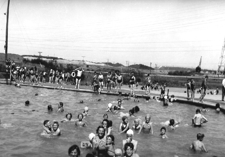1940s vintage photo of the  Niagara Falls Cyanamid Swimming pool