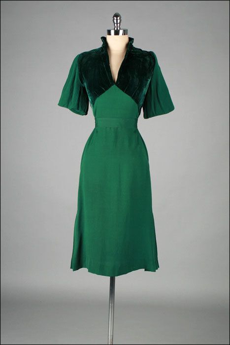 Vintage 1940s Dress . Emerald Green . Pleated Sleeves