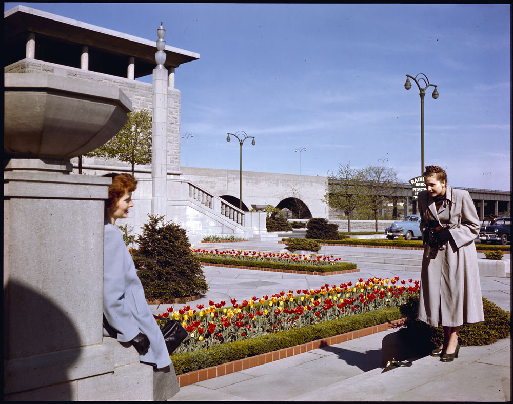 oakes garden theatre niagara falls 1940s vintage image. 1940s fashions and 1940s hairstyles on display. 
