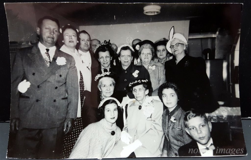 1940s vintage photo of a family photo with grandma 