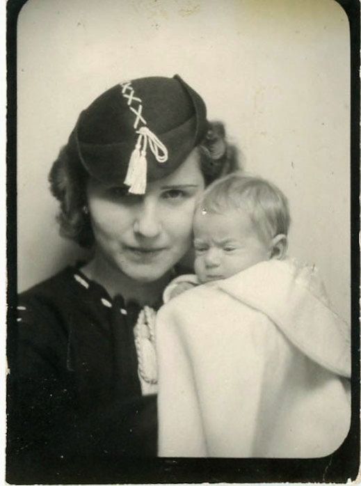 1930s photo of a mother and daughter vintage photo the woman is wearing a 1930s hat