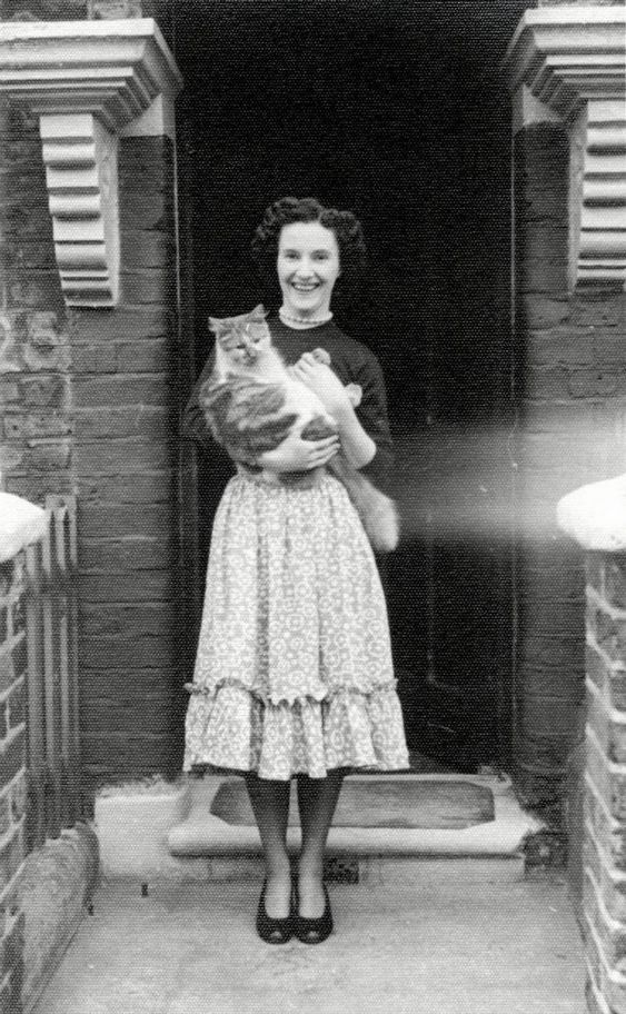 Lovely women from the 1940s and her Cat. Fantastic vintage 1940s photo.