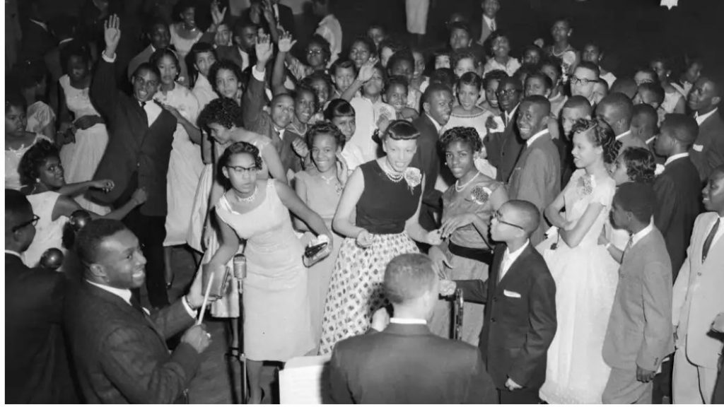 Pittsburgh, Pennsylvania high school prom in 1958. 1950s Photo of Black students at their p;rom in 1950s dresses and suits. 