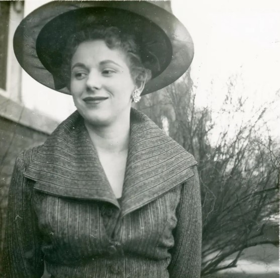 1950s vintage photo of a 1950s woman wearing a Dior New Look outfit, this includes the 1950s hat and 1950s jacket which would of been paired with a full skirt. She is wearing floral earrings. Fantastic 1950s fashion and 1950s hat inspiration!